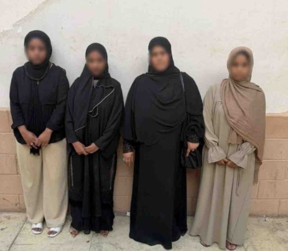 فيديو "طفل مدفون" يشعل مواقع التواصل.. والأجهزة الأمنية تكشف الحقيقة وتضبط 4 سيدات