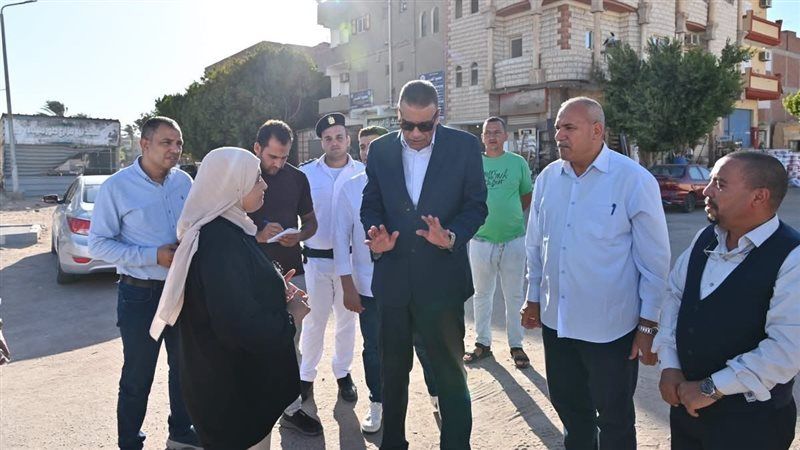 محافظ جنوب سيناء يتابع خطة تطوير الطرق ومداخل المنشآت الخدمية بمدينة الطور