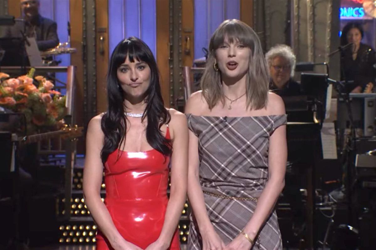 تايلور سويفت تفاجئ داكوتا جونسون في برنامج SNL.. وتسخر من علاقاتها العاطفية