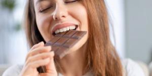 فوائد سحرية.. ماذا يحدث لجسمك عند تناول الشوكولاتة الداكنة يوميًا؟