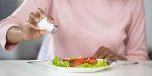 دراسة حديثة تكشف تأثير ملح الطعام الزائد.. يزيد خطر الإصابة بأمراض الكلى المزمنة