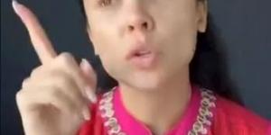 من دون مكياج.. ممثلة شهيرة تفاجئ جمهورها بأحدث إطلالة لها (صور)