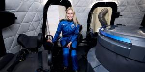 أول رائدة فضاء تستخدم كرسيا متحركا تهبط بعد رحلة إلى حافة الفضاء.. فيديو