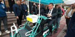 بديل آمن للتوك توك.. محافظ أسيوط يتفقد نموذجًا لمركبة نقل خفيفة صديقة للبيئة