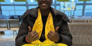 مشجع السنغال الشهير يصل طنجة لمساعدة منتخب بلاده أمام الفراعنة