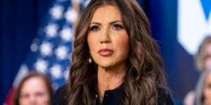 مشادة كلامية بين وزيرة الأمن الداخلي الأمريكية ومذيعة cbs ماذا قالت؟