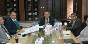 رئيس جامعة دمياط يستعرض الرؤية التخطيطية لتسكين الفراغات الداخلية للمستشفى الجامعي