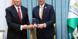 محافظ الجيزة يكرّم المهندس عادل النجار ويهديه درع المحافظة