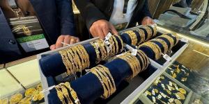 تراجع أسعار الذهب في مصر رغم صعود الأونصة عالميًا.. عيار 21 عند 7240 جنيهًا