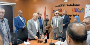 يدفع بالقيادات الشابة.. محافظ الأقصر يجري حركة تغييرات برؤساء الأحياء