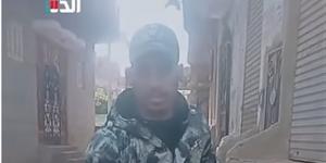 شاب من ذوي الهمم ينظف الشارع من آثار المطر ويتفاجئ بمحضر ضده (فيديو)