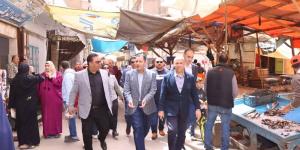 محافظ دمياط يتفقد سوق السمك في عزبة البرج
