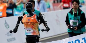 300 روبوت بشرى يشاركون فى نصف ماراثون بكين 2026