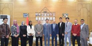 رئيس جامعة بنها يكرم الطلاب الفائزين بالمركز الثاني فى مؤتمر "مصر للطاقة"