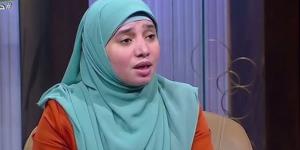 أين تقف المرأة خلف الرجل في الصلاة؟.. "العالمي للفتوى" يجيب