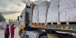 الهلال الأحمر يدفع بـ44 ألف سلة غذائية إلى غزة ضمن القافلة 172 من "زاد العزة"