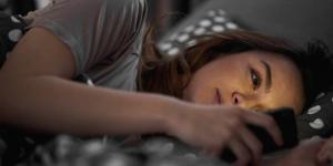 الهاتف قبل النوم عدو خفي.. كيف يدمّر نومك وصحتك النفسية؟