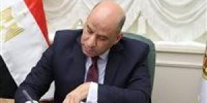 وزير العمل يعتمد صرف 1.77 مليون جنيه لـ366 عاملًا من العمالة غير المنتظمة في 26 محافظة