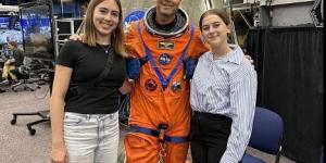 نبوءة كعكة الحظ تتحقق.. رائد ناسا يصل إلى القمر بعد 9 سنوات