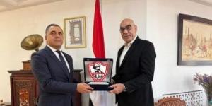 هشام نصر يزور سفير مصر في الجزائر ويهديه درع الزمالك قبل مواجهة بلوزداد