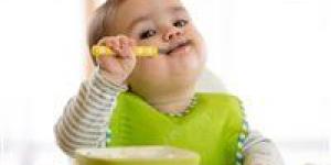 "من الببرونة للطبق " دليل تغذية طفلك من 4 شهور حتي عامين