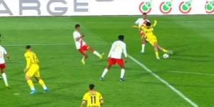 بهدف ماركة بوشكاش.. المغرب الفاسي يتصدر الدوري بالفوز على الوداد (فيديو)