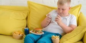 كيف تسهم الهواتف الذكية فى زيادة سمنة الأطفال؟