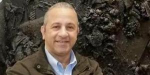 ملفات على مكتب محمود حامد رئيس قطاع الفنون التشكيلية الجديد