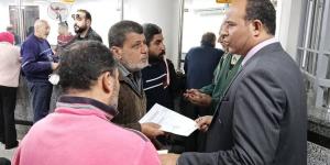 رئيس مدينة دمياط يصطحب المواطنين لإنهاء طلباتهم.. صور
