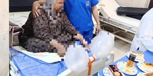 في لفتة طيبة .. تمريض وحدة الغسيل الكلوي بمستشفى القنايات في الشرقية يحتفل بعيد ميلاد مريضة