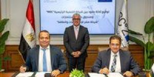 باستثمارات 18 مليون دولار.. رئيس اقتصادية قناة السويس يشهد توقيع عقود 3 مشروعات لشركة «صقر للإلكترونيات والطاقة»