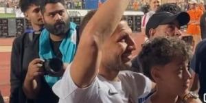 طارق حامد يُحيّى جماهير الزمالك بعد التأهل لنهائى كأس الكونفدرالية.. فيديو