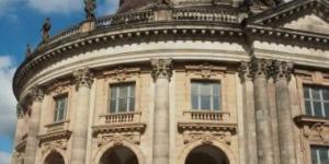 ناشطة تلصق نفسها بصندوق فى متحف برلين احتجاجا على وزيرة الاقتصاد