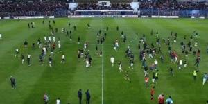 تأخير انطلاق نصف نهائي الكونفدرالية بسبب اقتحام الجماهير لأرض الملعب