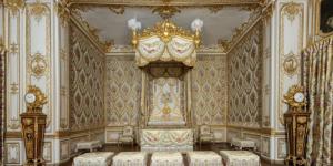غرفة نوم لويس السادس عشر بقصر فرساى تستعيد رونقها بعد عقود من الترميم