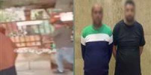 ضبط بائعين سكبا المياه على الرصيف لمنع جلوس المواطنين