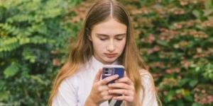 تقرير: تطبيقات المراهنات متاحة للقاصرين على متاجر أبل وجوجل