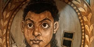 مقتنيات المتحف المصرى.. بورتريه لشاب فى مقصورة من العصر الرومانى