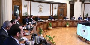 الحكومة تقرر العودة للمواعيد الطبيعية لغلق المحال وتوجه بإطلاق مبادرة للتحول للطاقة الشمسية