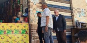 غلق وتشميع 10 محال غير مرخصة والتنبية بسرعة توفيق الأوضاع بكوم حمادة