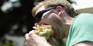 مخاطر تناول الطعام بسرعة وتأثيره على الهضم وزيادة الوزن