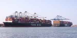 ميناء دمياط يستقبل سفينة حاويات عملاقة من سنغافورة