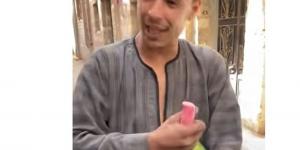 لو قرعة بتاعتي.. فيديو طريف لبائع بطيخ متجول (فيديو)