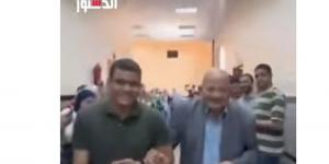 "احتفلوا معاهم بالتخرج".. دفعة 2026 تُقيم ممرًا شرفيًا لعمال الكلية (فيديو)