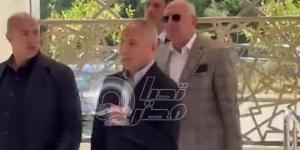 كان عزيز علينا كلنا.. أحمد موسى يواسي أسرة هاني شاكر في جنازته
