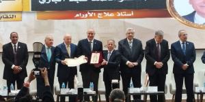 رئيس جامعة مدينة السادات يُتوَّج بلقب «الطبيب المثالي» تقديرًا لمسيرته العلمية خلال احتفالية يوم الطبيب المصري الـ48