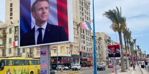 السيسي وماكرون في قلب الإسكندرية.. صور الرئيسين تُزين الكورنيش احتفاءً بافتتاح جامعة "سنجور"