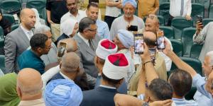 محافظ قنا يسلم جوازات السفر وملابس الإحرام لعدد من حجاج الجمعيات الأهلية