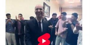 نظموا ممر شرفي.. طلاب يكرمون أستاذ جامعة مع اقتراب نهاية الموسم الدراسي (فيديو)