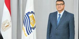 محافظ قنا يسلم جوازات السفر وملابس الإحرام لعدد من حجاج الجمعيات الأهلية